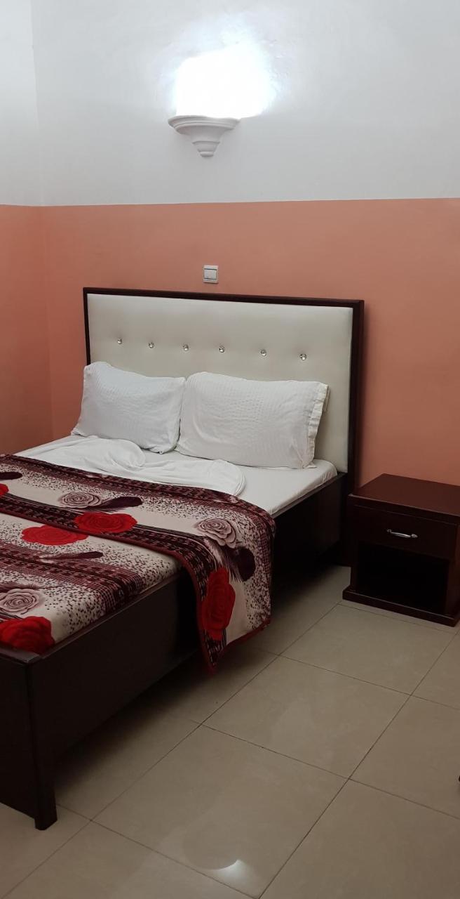 ברזוויל Appartements Chez Leo מראה חיצוני תמונה